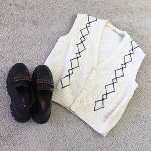 CLAIBORNE/CREAM-VARSITY VESTwGREY & BURGUNDY DIAMOND PRINT/NEW